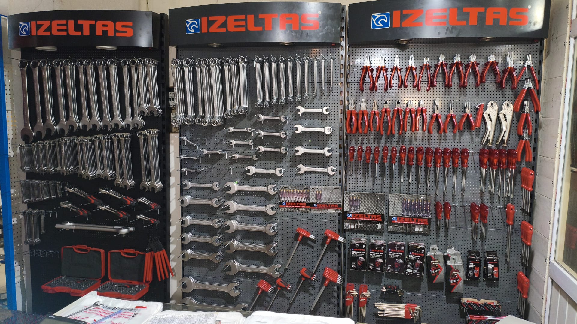 İzeltaş ürünlerimiz.Saskom teknik hırdavat bünyesinde tüm izeltaş ürünlerini bulabilirsiniz.